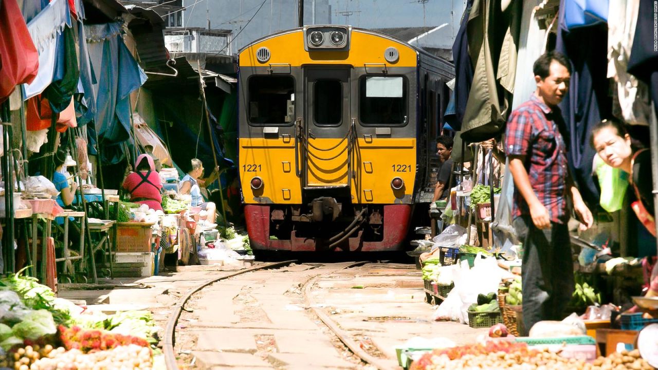 CNNE 568193 - maeklong, el mercado en la via del tren de tailandia