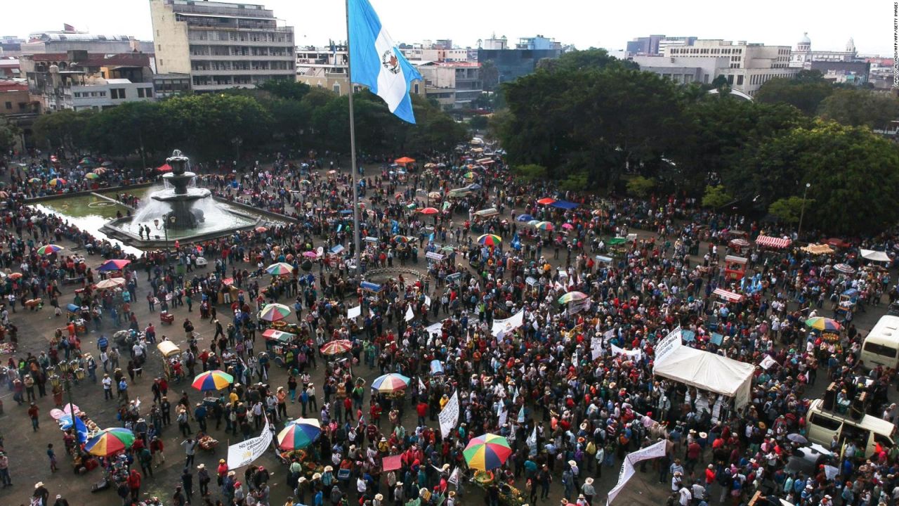 CNNE 568493 - manifestacion masiva de campesinos contra jimmy morales