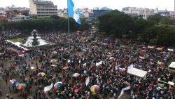 CNNE 568493 - manifestacion masiva de campesinos contra jimmy morales