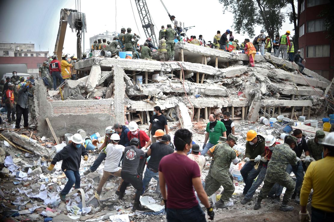 Trabajadores buscan sobrevivientes tras colapso de edificios por el terremoto en Ciudad de México en 2017.