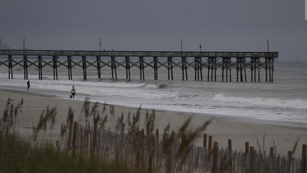 CNNE 568753 - residentes de myrtle beach, aun en la playa mientras llega huracan florence