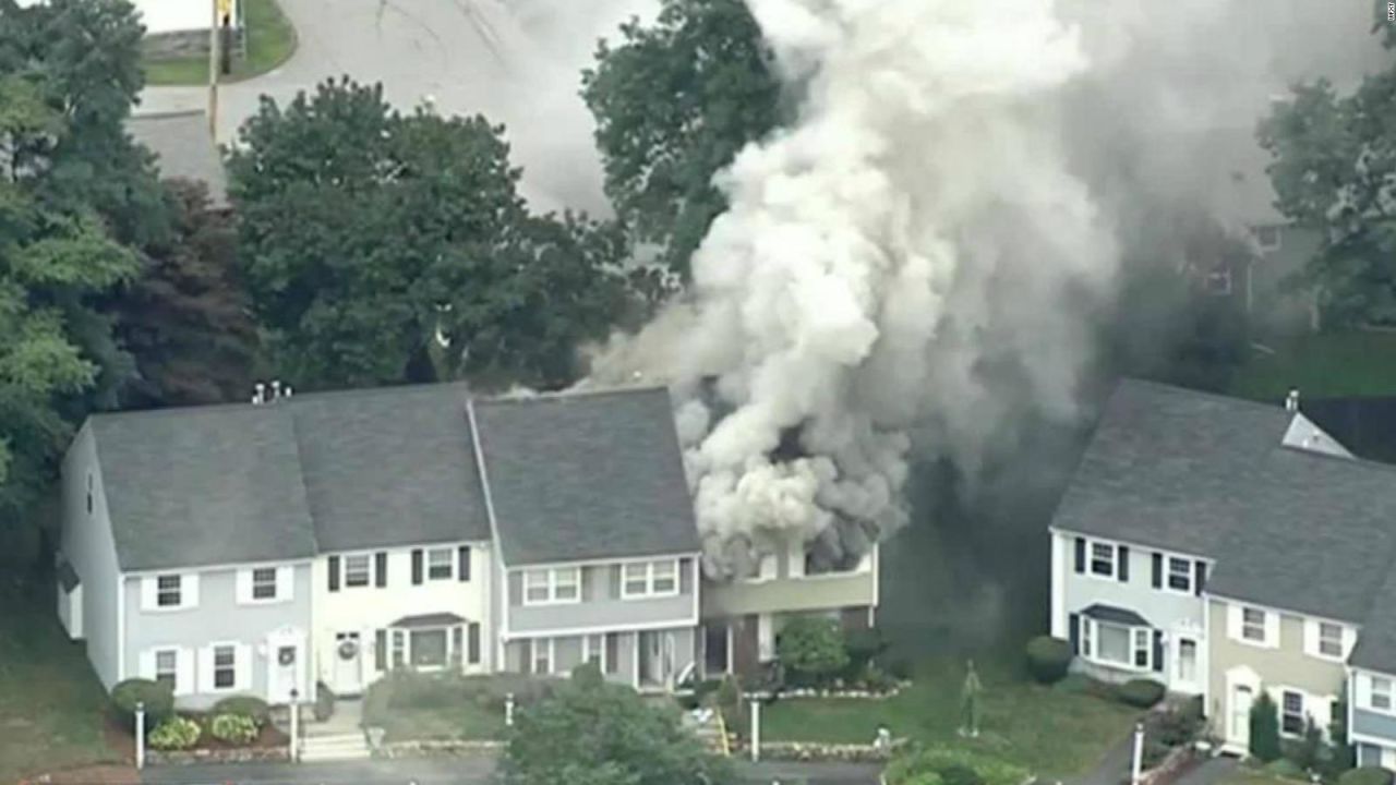 CNNE 568759 - explosiones en casi 40 casas en lawrence, massachusetts