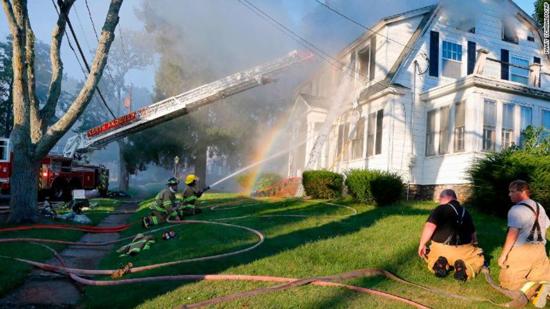 Los bomberos combaten el incendio de una casa el jueves en North Andover, Massachusetts.