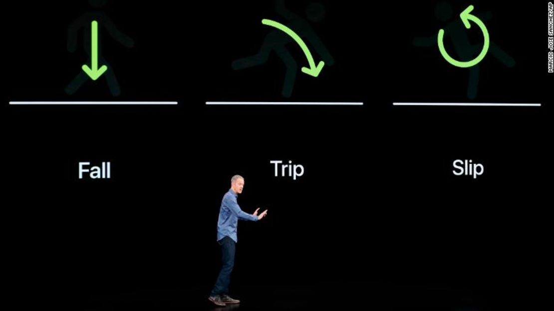 Jeff Williams, director de operaciones de Apple, habla sobre el Apple Watch Series 4 en el Teatro Steve Jobs durante el evento para anunciar nuevos productos de Apple.