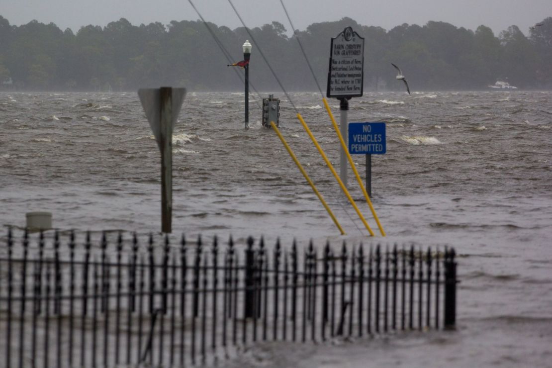 Los evacuados se refugian en Burgaw Middle School en Burgaw, Carolina del Norte, el 12 de septiembre.