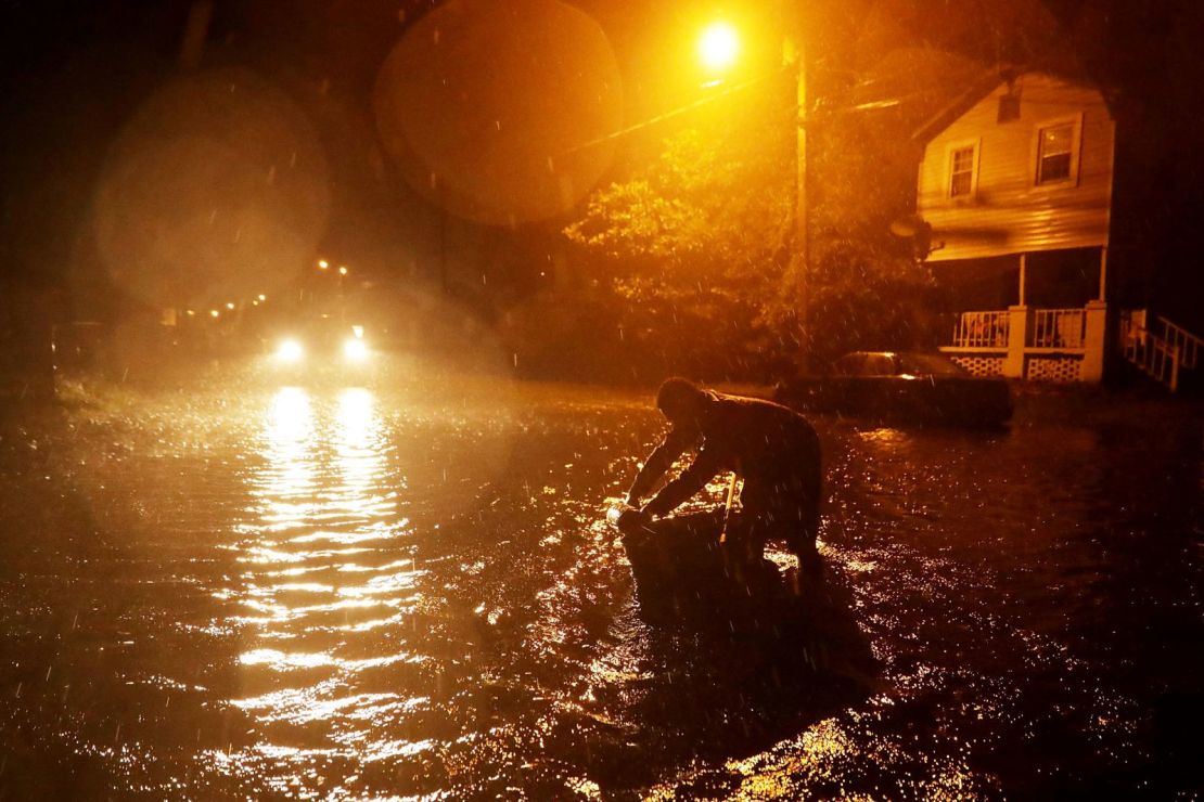 Michael Nelson intenta poner a flote un bote improvisado después de que el río Neuse pasara por sus riberas el 13 de septiembre en New Bern, Carolina del Norte.