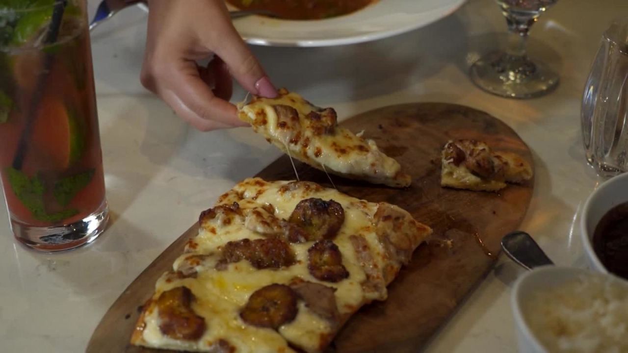 CNNE 569149 - conoce 'la chusmita' y la 'pizza de lechon' de estefan kitchen