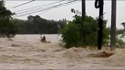 CNNE 569360 - mira como la tormenta mas fuerte del planeta golpea filipinas