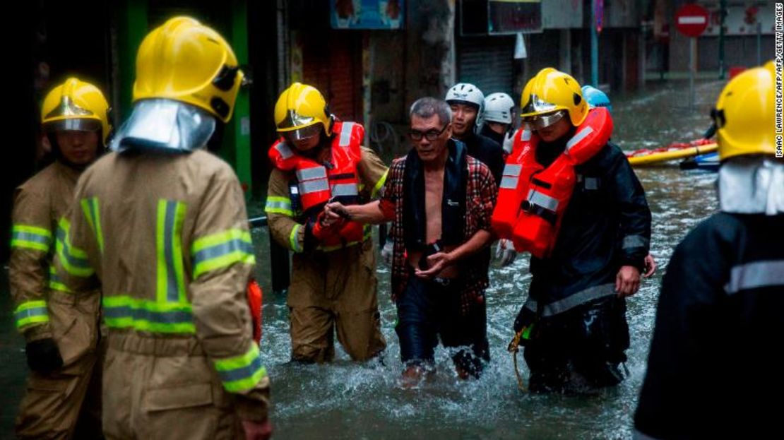 El tifón Mangkhut golpea territorio continental de China tras su paso por Hong Kong y Filipinas.