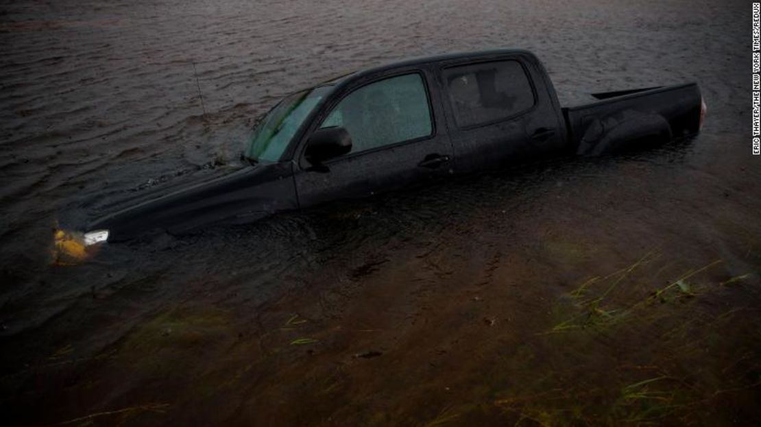 Una camioneta atrapada en una inundación en Jacksonville, Carolina del Norte.