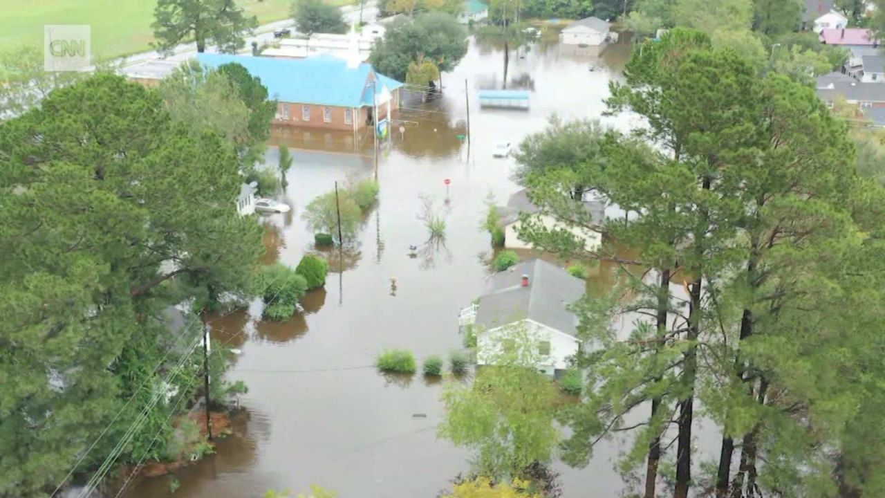 CNNE 569487 - el pueblo de lumberton recibio el azote de florence