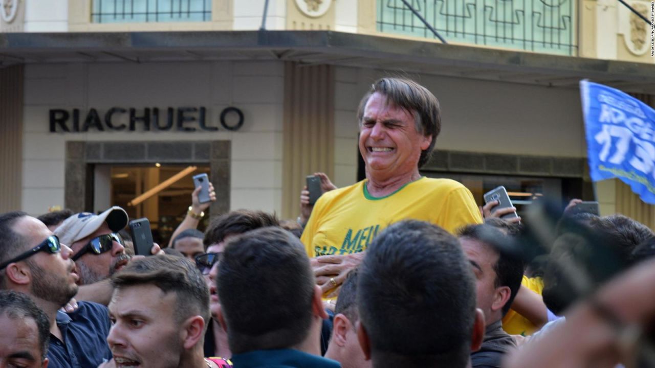 El momento del ataque en septiembre de 2018 al entonces candidato presidencial brasileño Jair Bolsonaro.