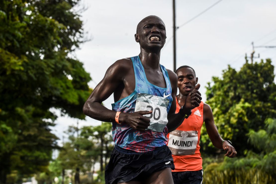 El atleta keniano Joseph Kiprono (con el número 30 en su camisa) fue atropellado por un vehículo mientras participaba de la Media Maratón de Medellín, el 16 de septiembre de 2018. Su salud es estable, según el Hospital General de esa Medellín.