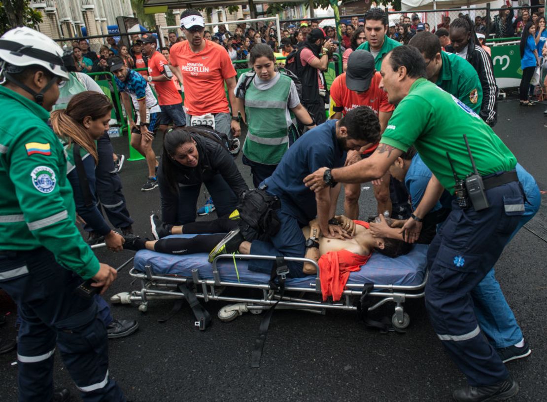 Paramédicos le dan primeros auxilios al corredor Juan Camilo Arboleda Alzate, que sufrió un paro cardiorrespiratorio tras cruzar la línea de meta en la Media Maratón de Medellín, el 16 de septiembre de 2018.