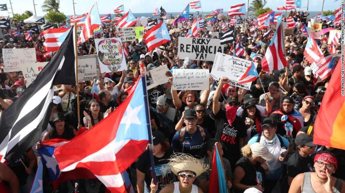 Manifestantes frente al edificio del capitolio en el Viejo San Juan, el miércoles.