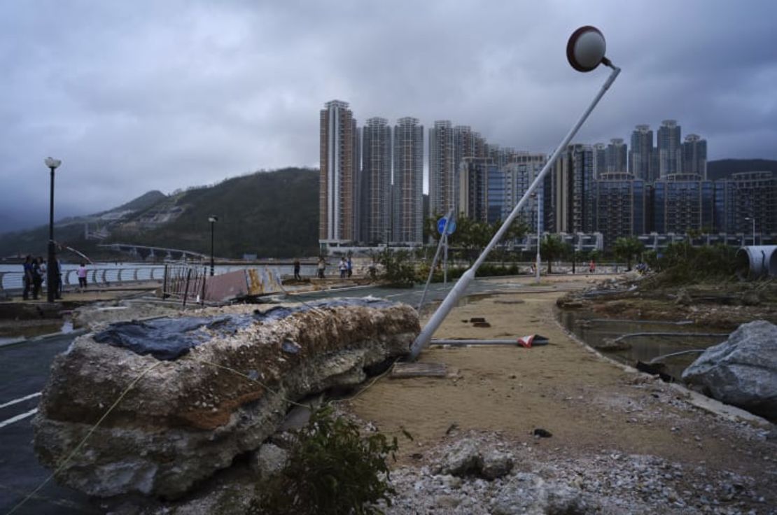 Escombros causados por el tifón Mangkhut fuera de una urbanización en el paseo marítimo de Hong Kong, el lunes 17 de septiembre de 2018.