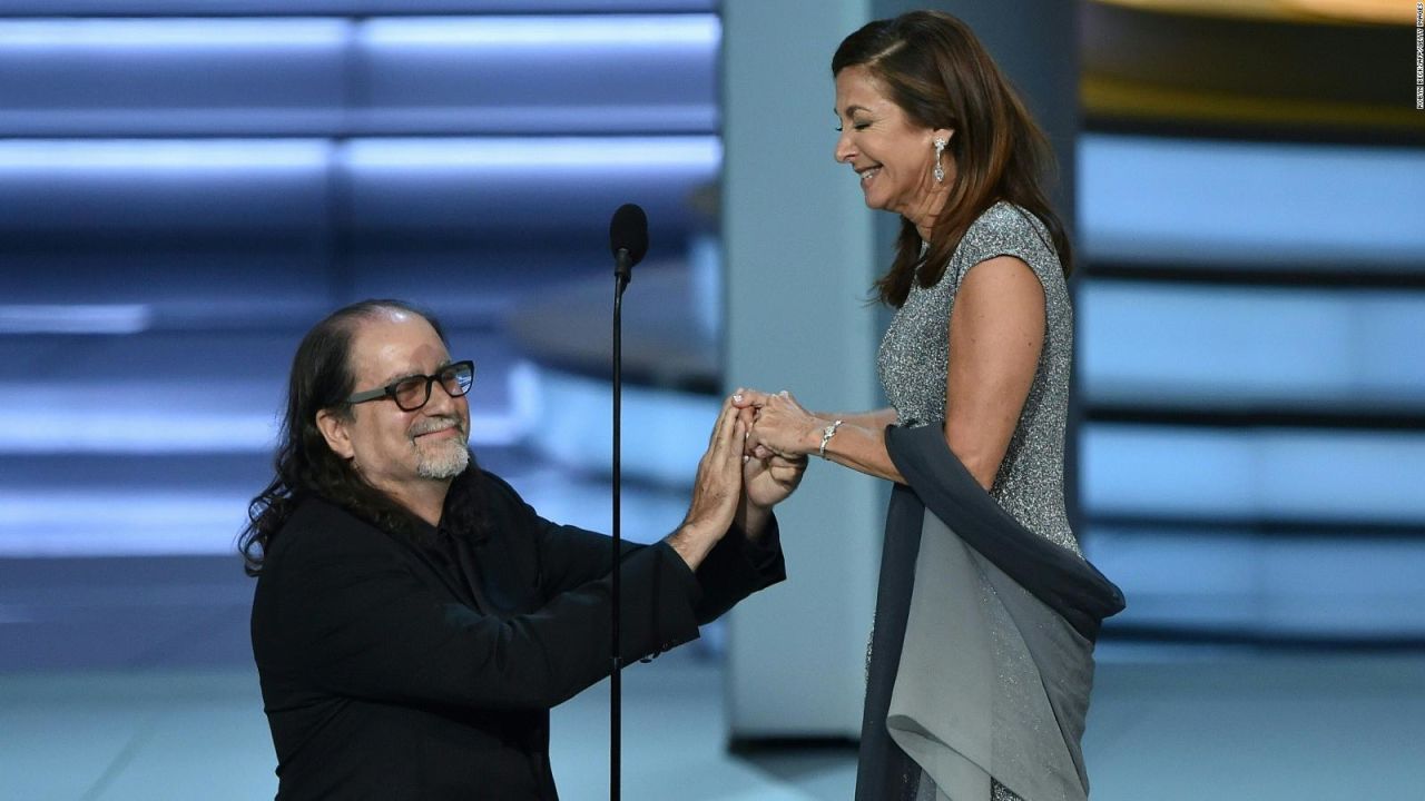 CNNE 570064 - sorpresiva propuesta de matrimonio en los premios emmy