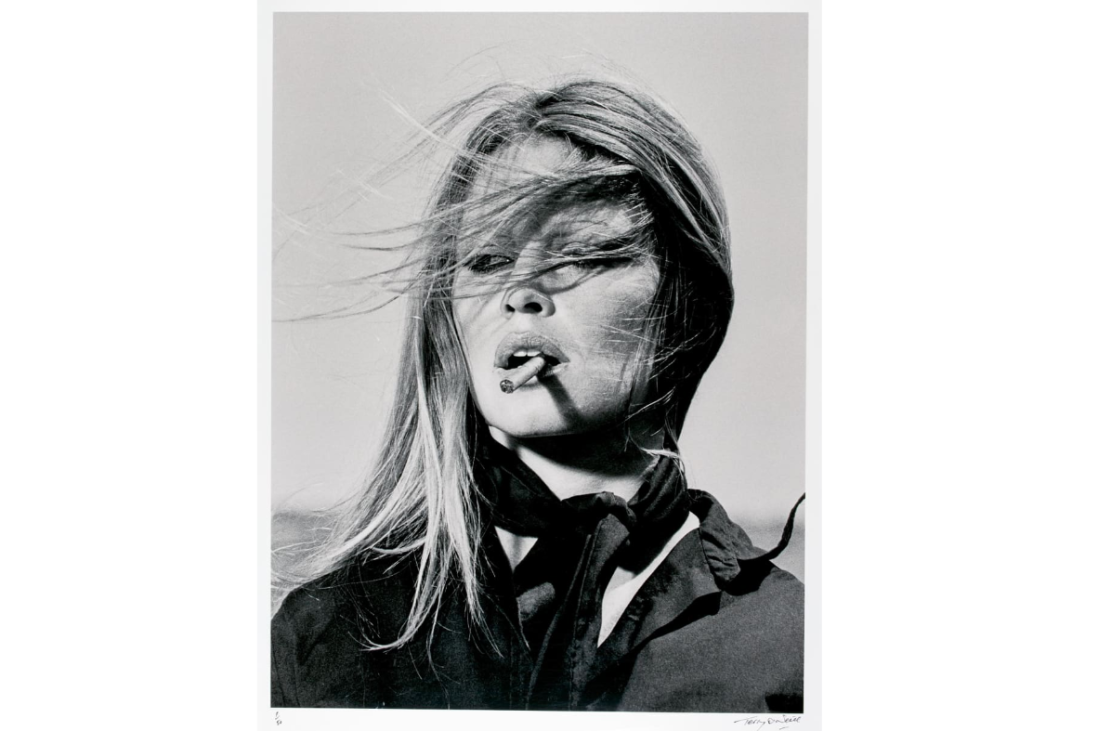 Esta impresión del fotógrafo británico Terry O'Neill es parte de la subasta Made in Britain, de Sotheby's. Se estima que venderá por entre 7.000 y 10.000 libras (9.100 - 13.100 dólares).