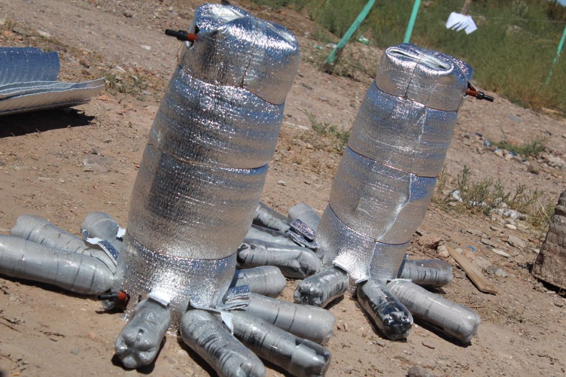 Estos calefones están hechos con baldes, aluminio, botellas plásticas y otros materiales de reciclaje.