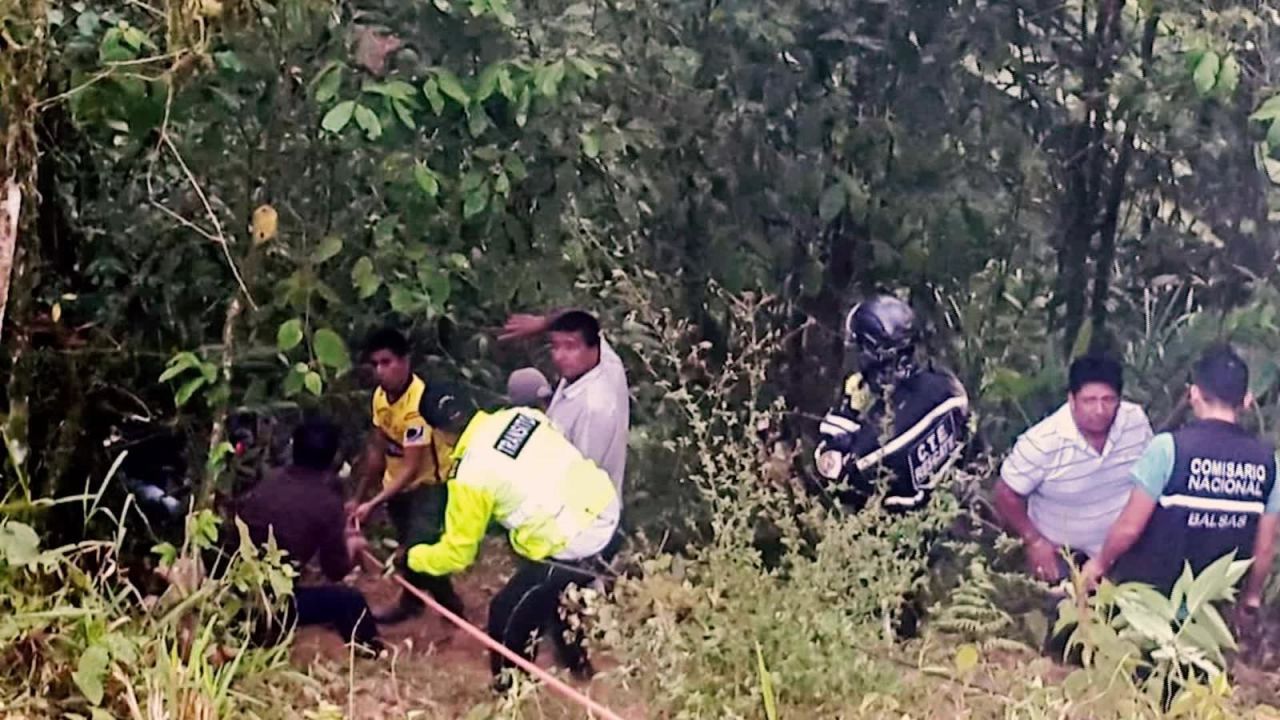 CNNE 570345 - 12 muertos en accidente de autobus en ecuador