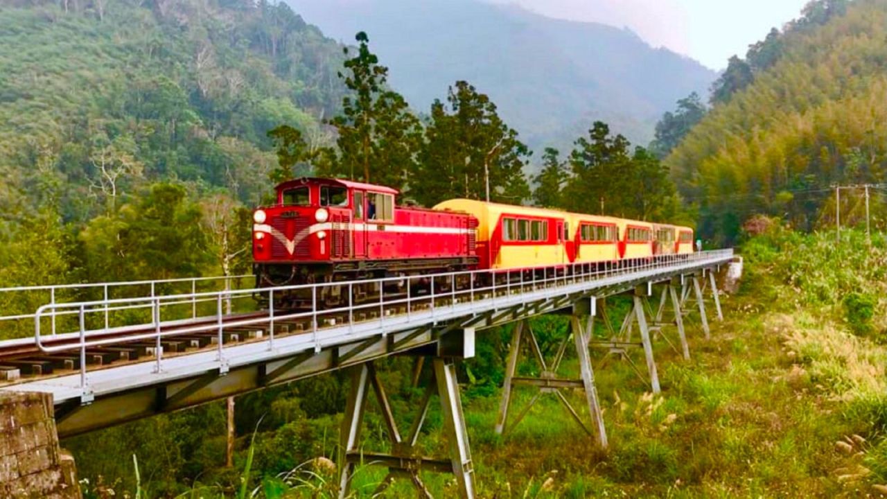 CNNE 570474 - el ferrocarril de 106 anos que luce como nuevo