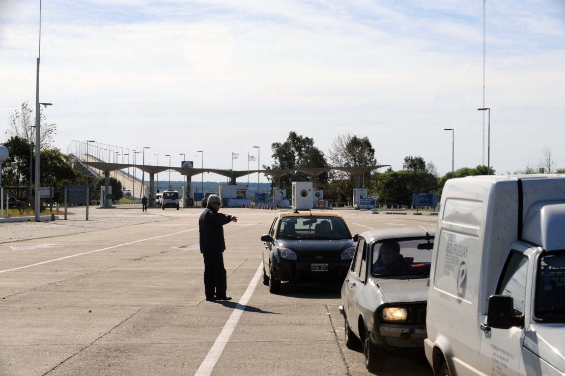 Puente internacional General San Martín en la frontera entre Uruguay y Argentina