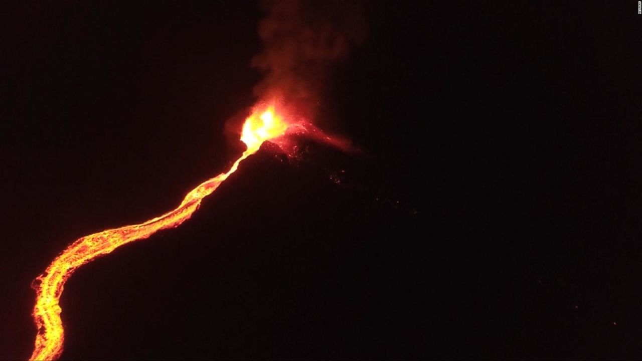 CNNE 570833 - #laimagendeldia- volcan piton de la fournaise expulsa impresionante rio de lava