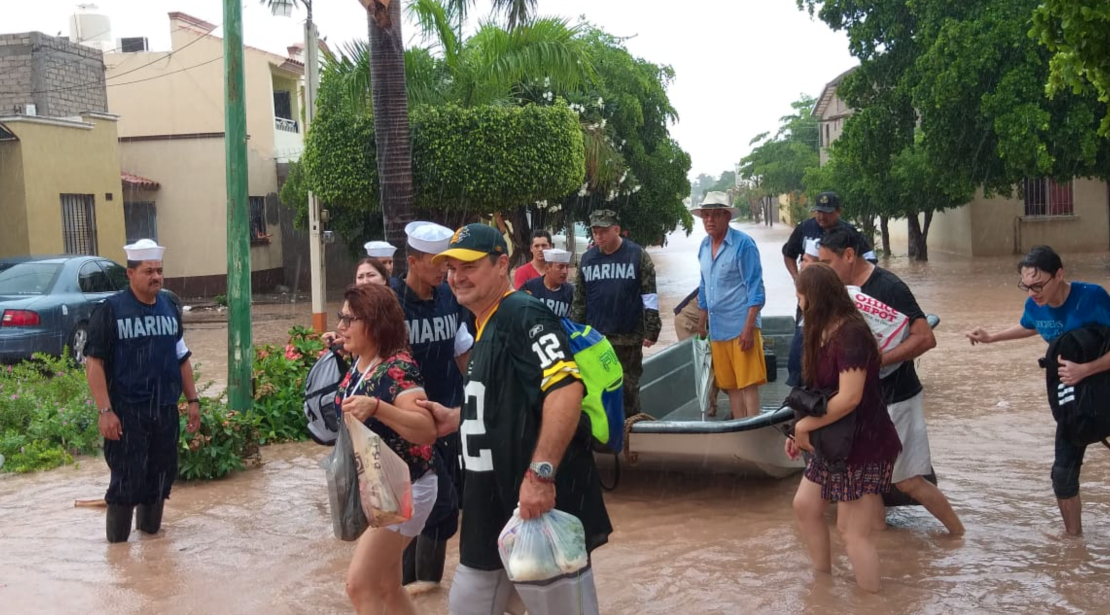 Personal de la Marina ayuda a vecinos de Sorona tras las inundaciones.