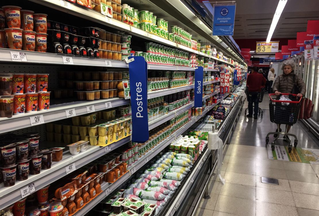 Una mujer en un supermercado de Argentina el 8 de septiembre de este año.