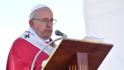 CNNE 571136 - el papa francisco acepta la renuncia de otros dos obispos de chile