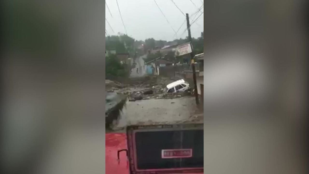 CNNE 571640 - desbordamiento de un rio en mexico afecta a autos, casas y personas