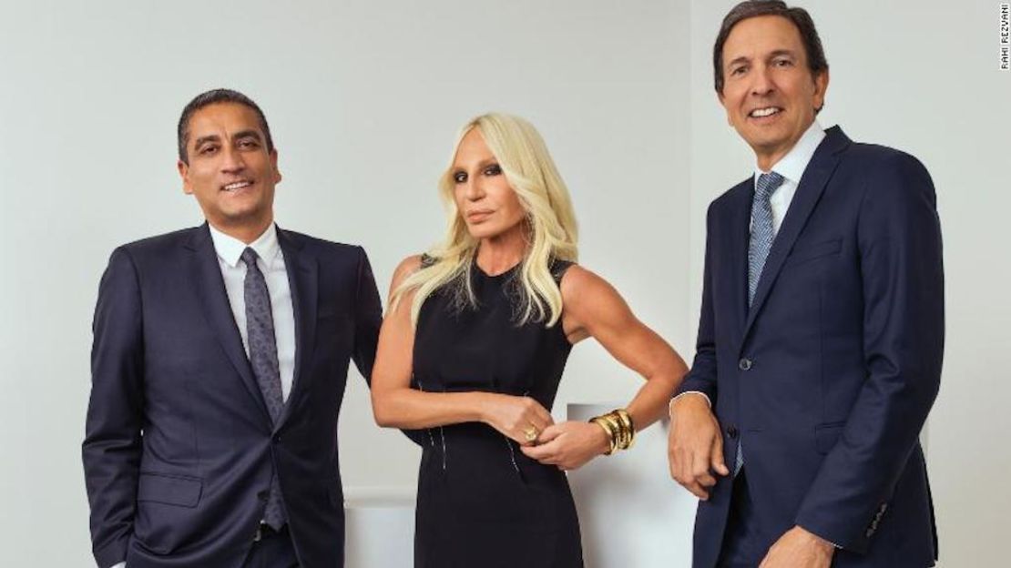 En esta foto aparecen el alto ejecutivo de Versace Jonathan Akeroyd, la diseñadora Donatella Versace y el CEO de Michael Kors, John Idol.