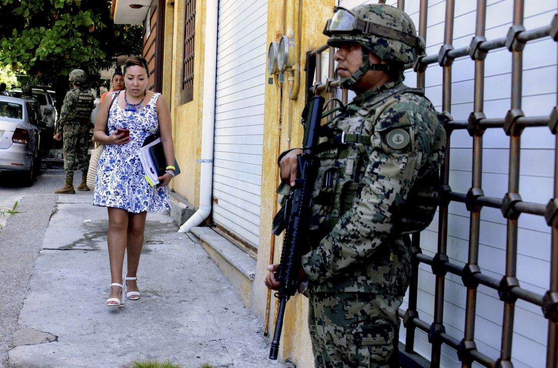 Un miembro del Ejército de México durante el operativo para tomar el control de la Policía de Acapulco, en Guerrero.