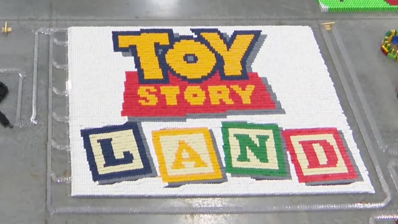 CNNE 572401 - #eldatodehoy- toy story fue homenajeada con un domino de miles de piezas