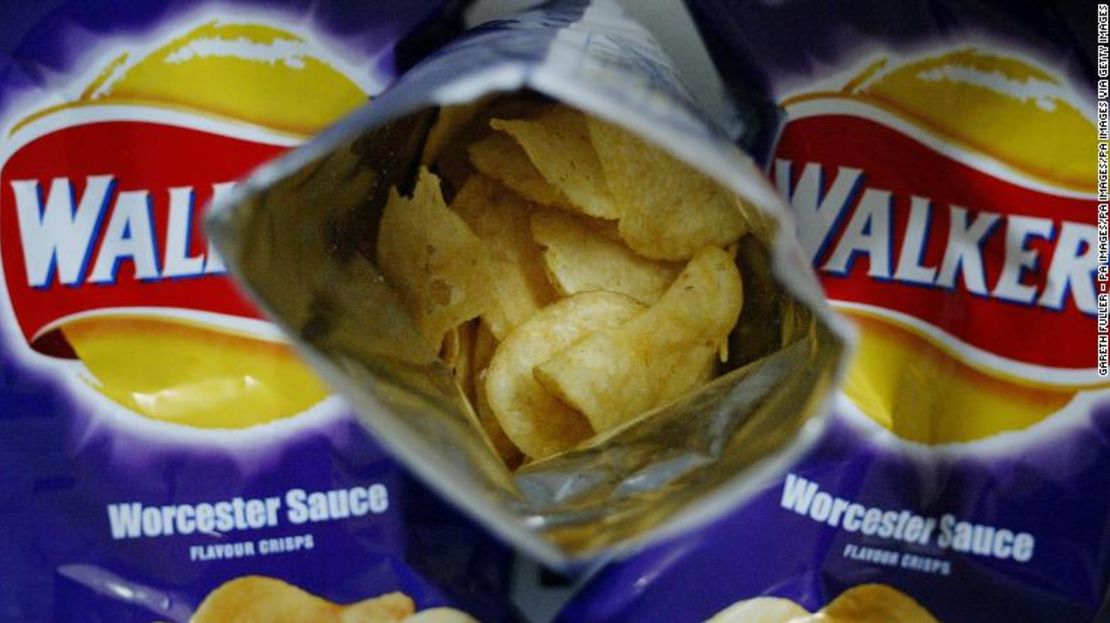 Activistas medioambientales están retornando sus paquetes de papas fritas a Walkers a través del servicio postal como parte de una campaña para pedir que la compañía haga sus empaques libres de plástico.