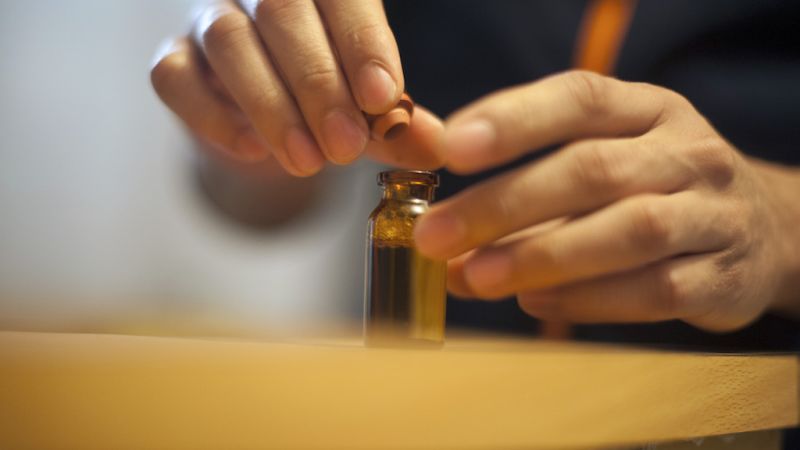 Desmantelan en colombia red que enviaba cocaína líquida usando a venezolanos como correos humanos | cnn