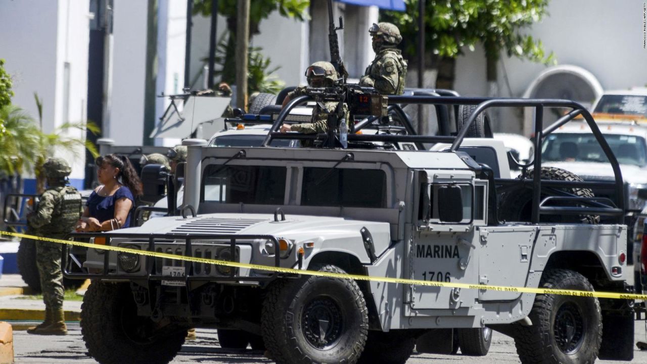 CNNE 572809 - autoridades mexicanas toman el control de la policia de acapulco