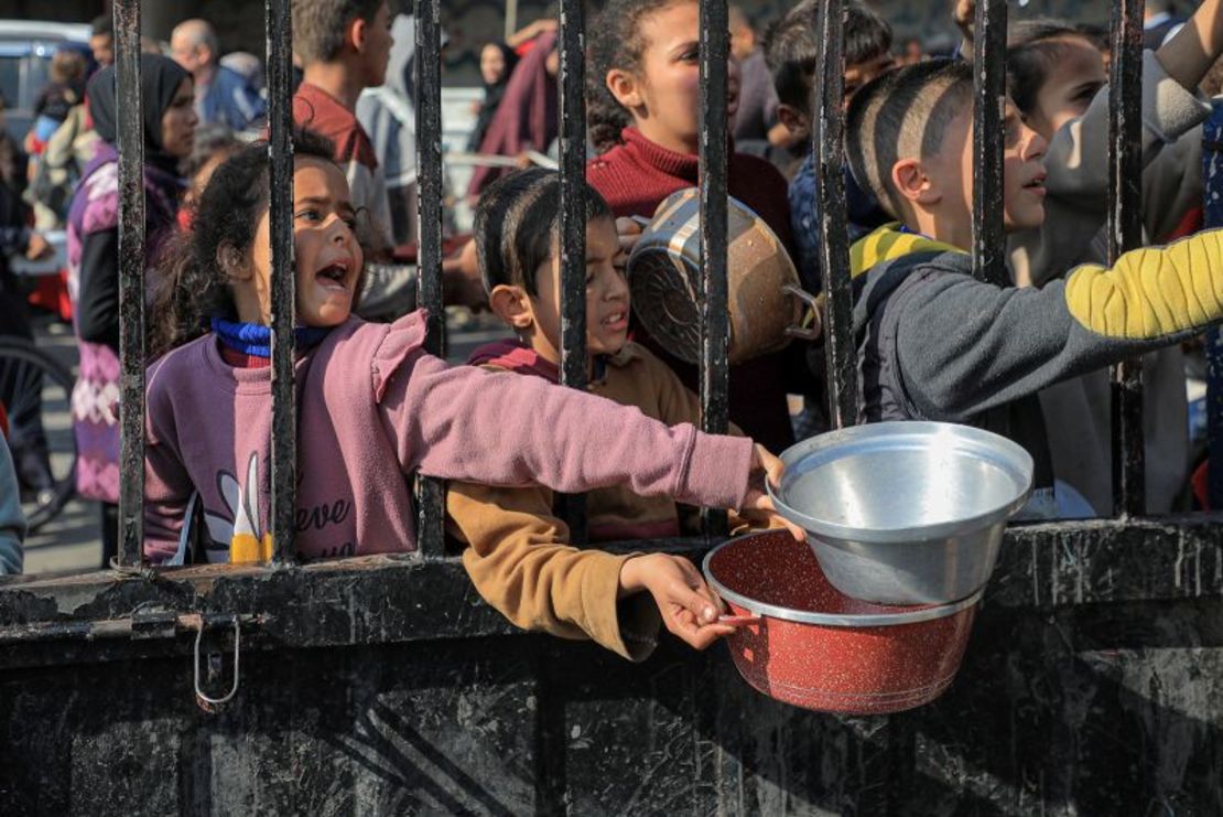 Niños intentan conseguir ayuda alimentaria en la ciudad de Rafah, en el sur de Gaza, el 31 de diciembre de 2023. Rizek Abdeljawad/Xinhua/Getty Images