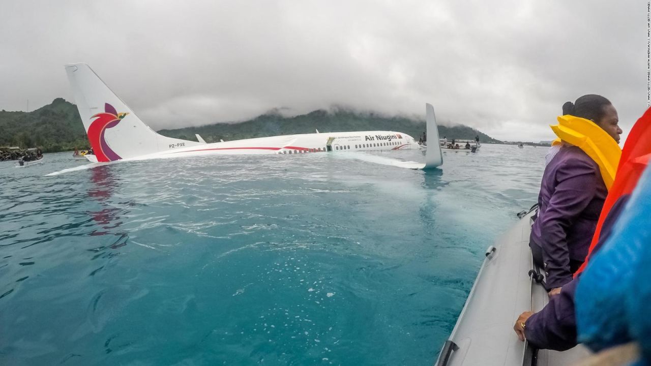 CNNE 573069 - el accidentado aterrizaje de un avion que termino en el mar