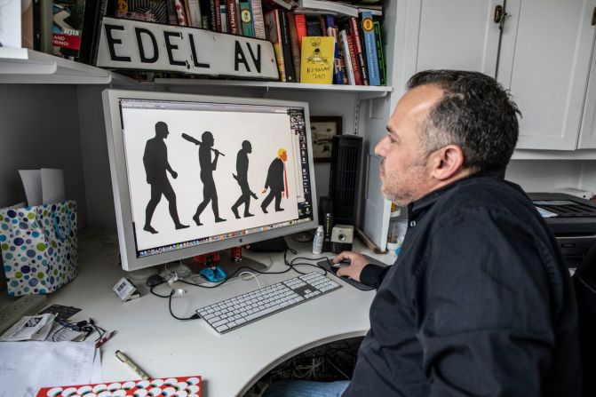 El artista Edel Rodríguez trabajando en su estudio en Nueva Jersey.