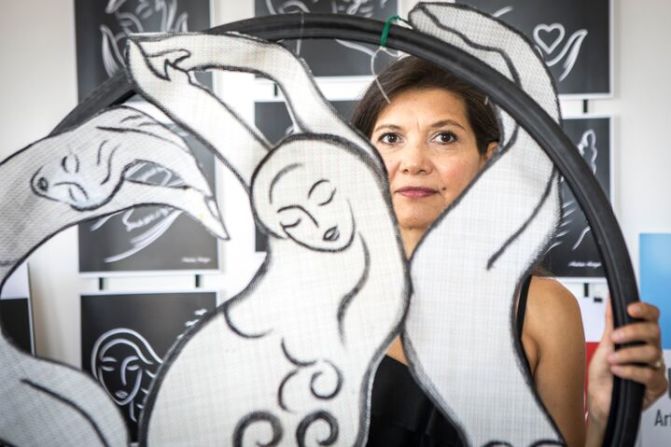 La artista Andrea Arroyo sujeta una de sus obras en su estudio de Manhattan.