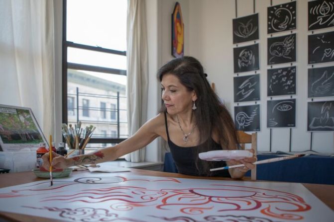 Andrea Arroyo pintando en su estudio de Manhattan.