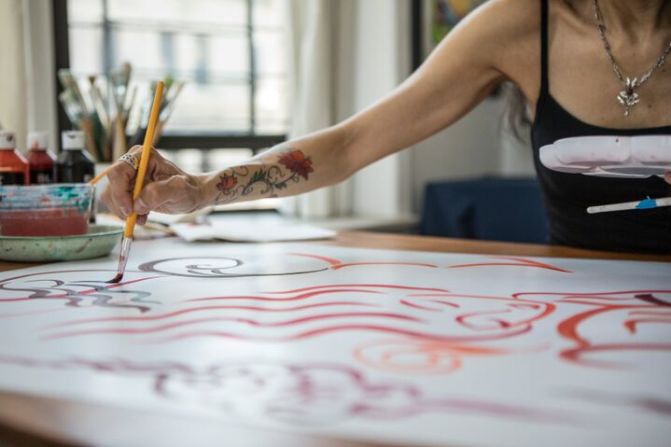 Andrea Arroyo pintando en su estudio de Nueva York.