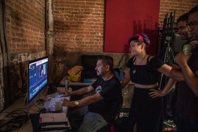 Alba García visualizando algunas de las escenas de la película "Yo soy Taíno", junto al director de fotografía y productor Danny Hastings (izq.) y otros miembros del equipo. La película fue filmada en la Carriage House de Nueva York, sede de la fundación Jim Henson.