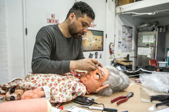 Retrato de García en junto a uno de sus personajes de su última película