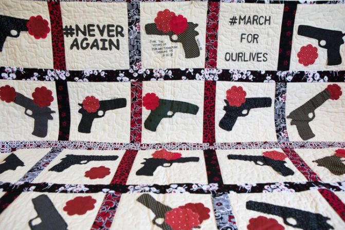 Obra de Sylvia Hernández con motivo de la "Marcha por nuestras vidas" (March for Our Lives), manifestación liderada por estudiantes para apoyar el control de armas, que tuvo lugar el 24 de marzo de 2018 en la ciudad de Washington con más de 800 eventos en todo Estados Unidos y alrededor del mundo.