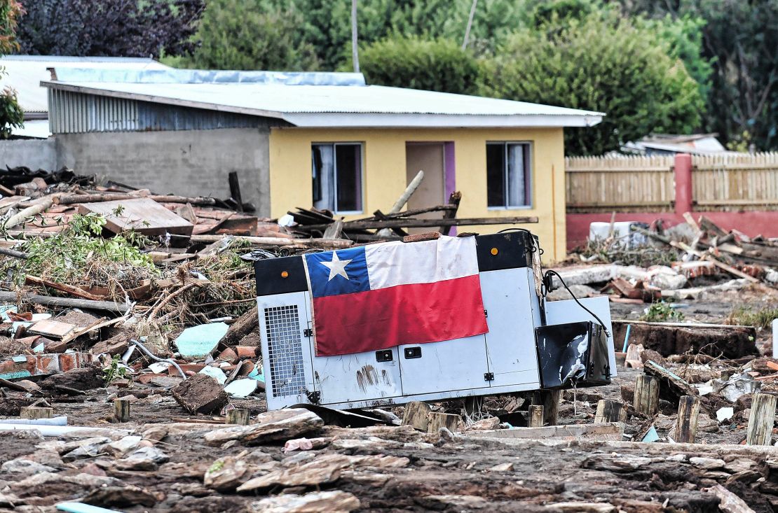 CNNE 573322 - a chilean flag placed amid the destructi