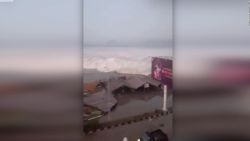 CNNE 573421 - un tsunami mortal golpea la isla de sulawesi, indonesia