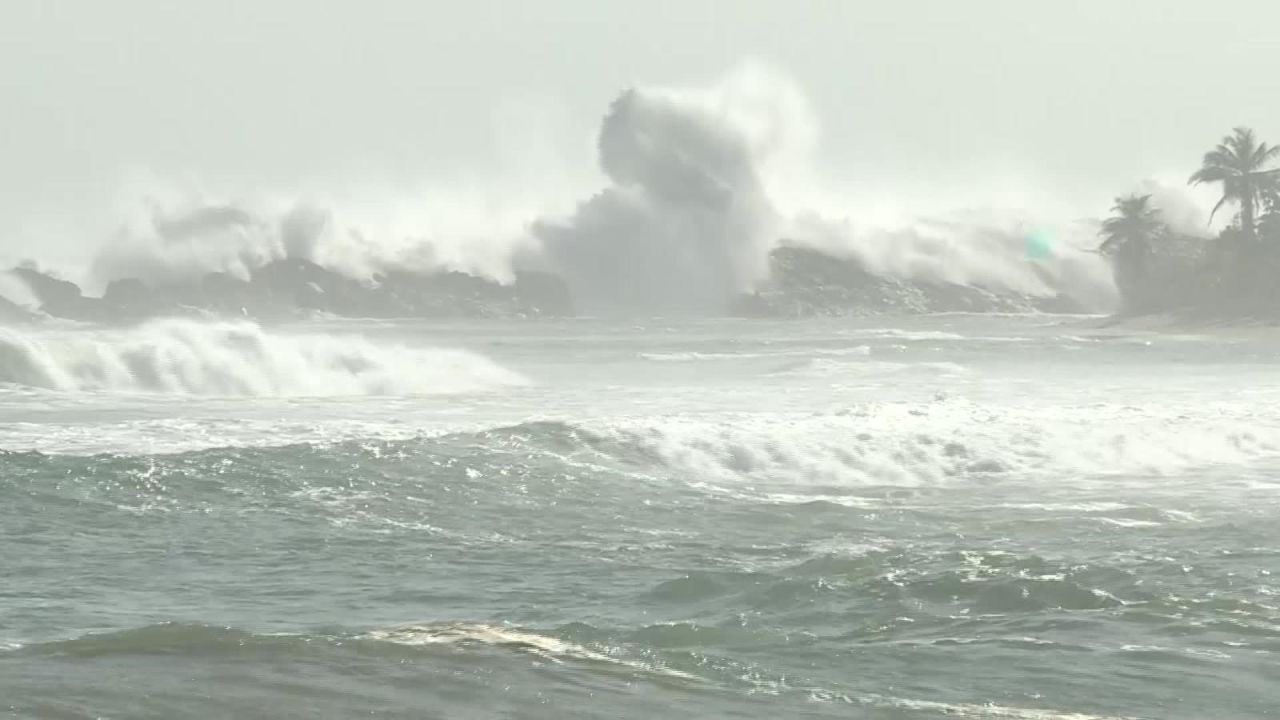 CNNE 573431 - marejadas en puerto rico podrian causar inundaciones