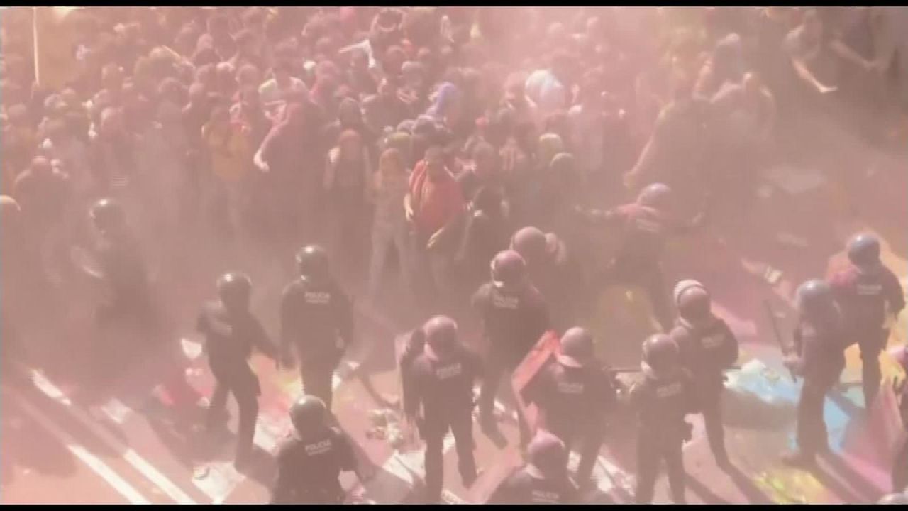 CNNE 573439 - protestas en barcelona a un ano del referendo independentista